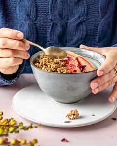 Yoghurt bowl met gezonde granola