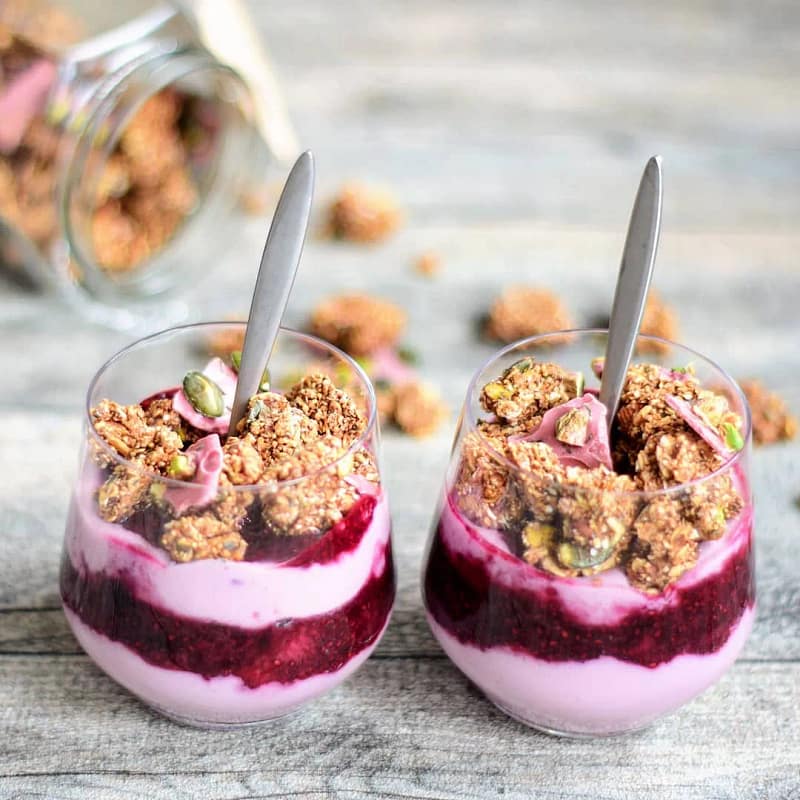 Açaí, rode vruchten compote en granola